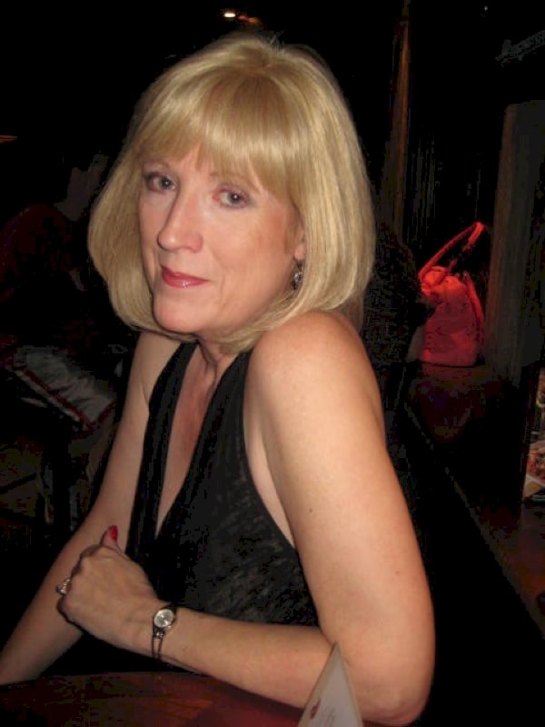 Cougar coquine docile pour gars qui apprécie la domination