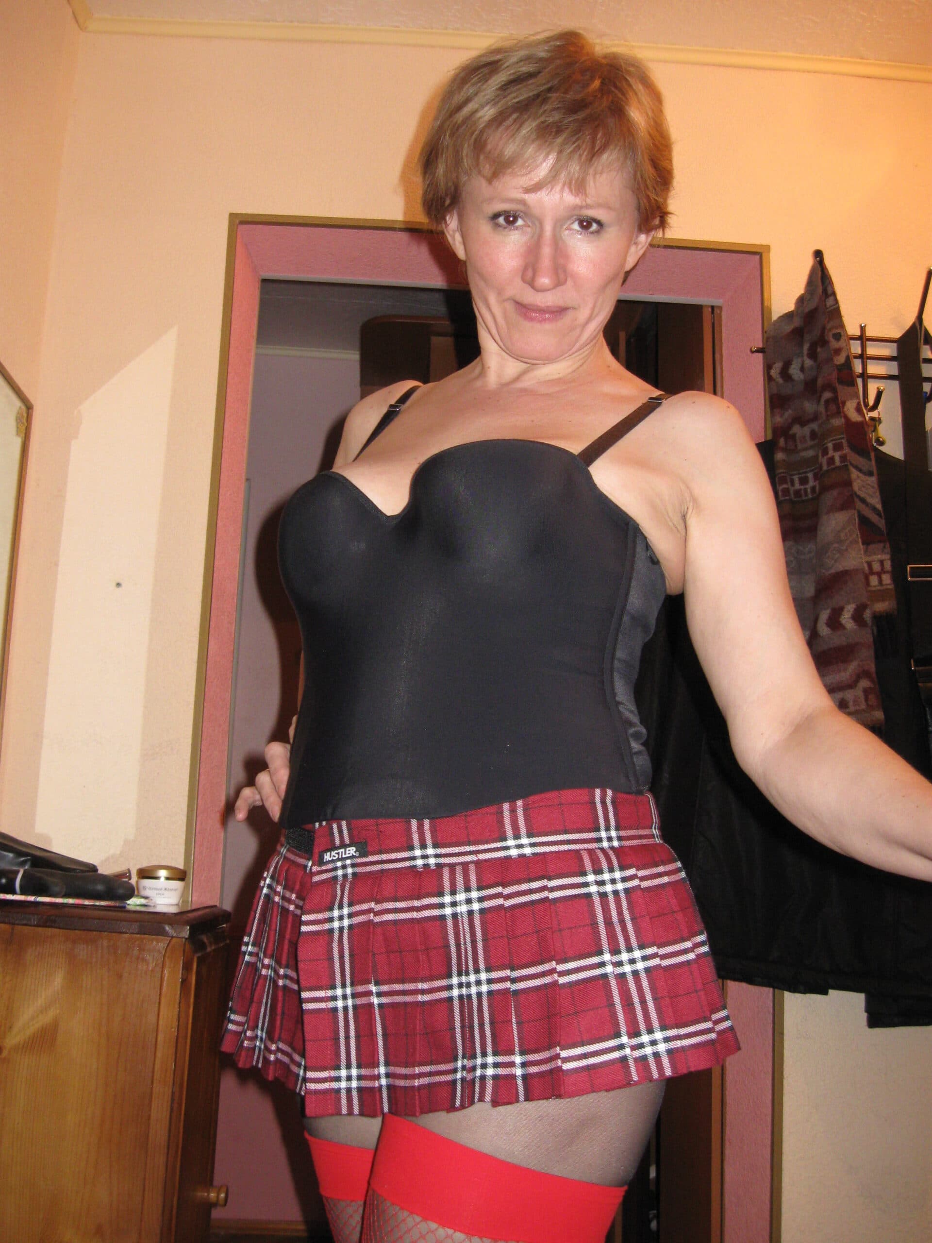 Cougar sexy dominante pour libertin docile