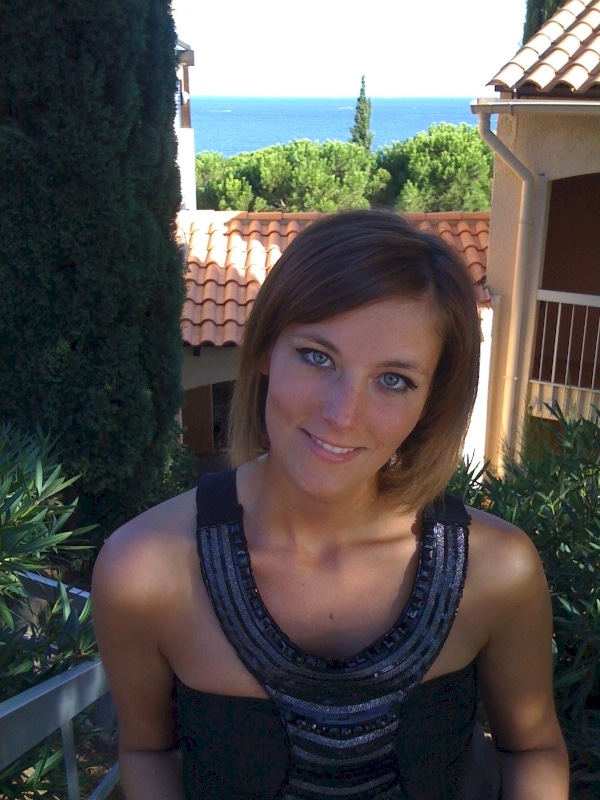 Femme infidèle sexy docile pour gars expérimenté de temps à autre dispo