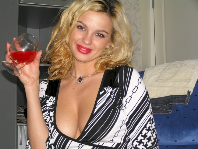 jeune femme coquine autoritaire pour coquin obéissant