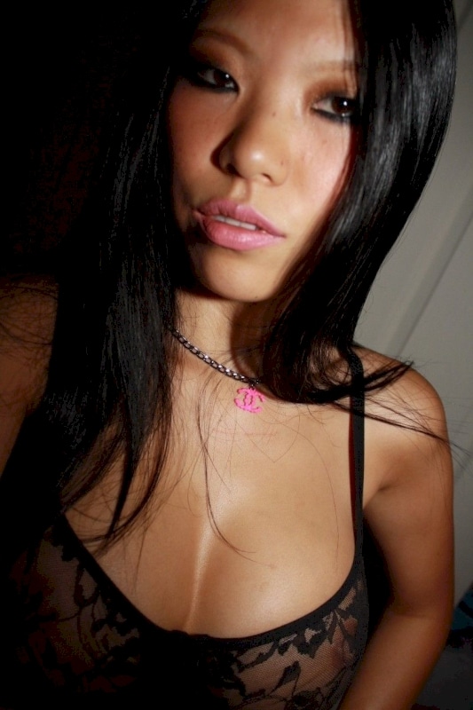Jolie femme asiatique qui a besoin d'un plan entre coquins